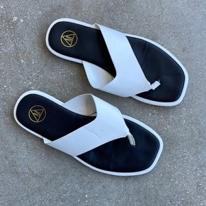 MISSGUIDED black and white flip flop sandals size 9